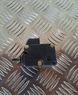 Peugeot 607 Fuel tank opening switch 10106B