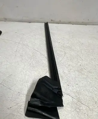 Tesla Model 3 Rubber seal front door window/glass 1090495