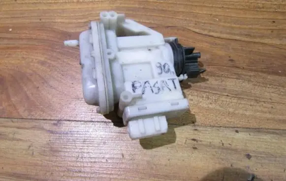 Volkswagen PASSAT B4 Central locking vacuum pump 357862153c