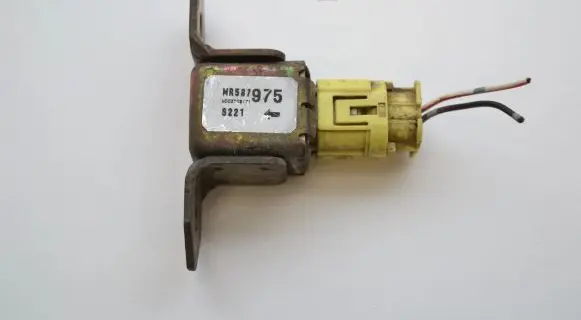 Mitsubishi L200 Airbag deployment crash/impact sensor MR587975