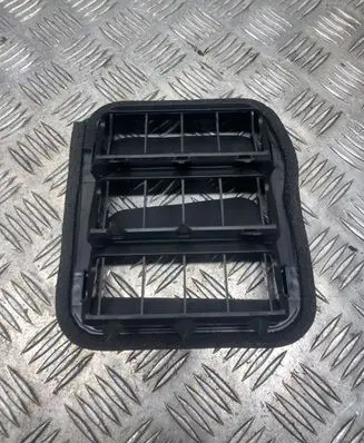 Quarter panel pressure vent
