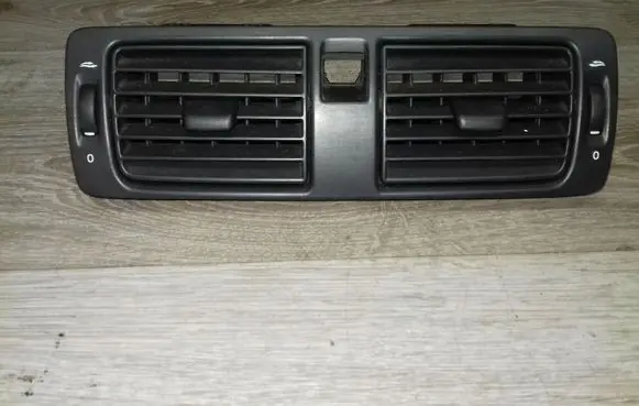 Volvo V50 Dash center air vent grill Y01144