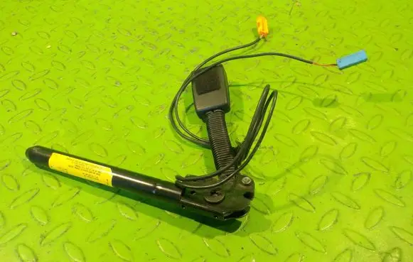 Land Rover Range Rover Sport L320 Front seatbelt 8H2261208AA ZAPINKA