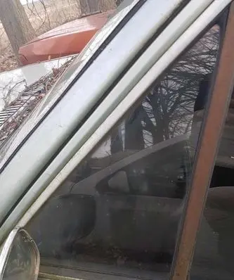 Volkswagen PASSAT Front door vent window glass four-door 831845115