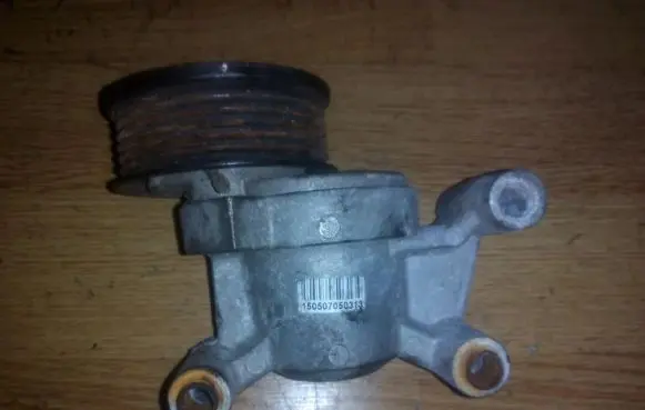 Mazda 5 Generator/alternator belt tensioner