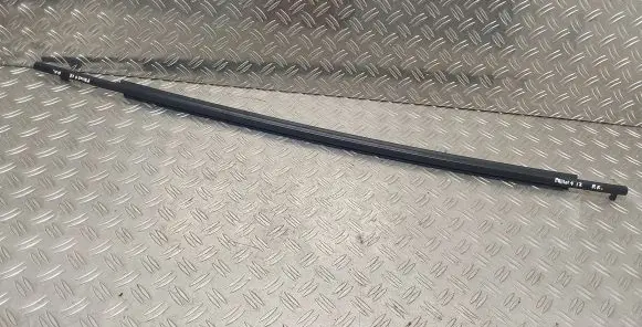 Toyota Prius+ (ZVW40) Front door glass trim molding