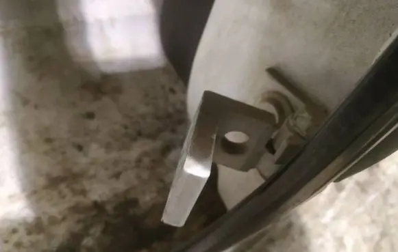 Skoda Octavia Mk2 (1Z) Rear door lower hinge 