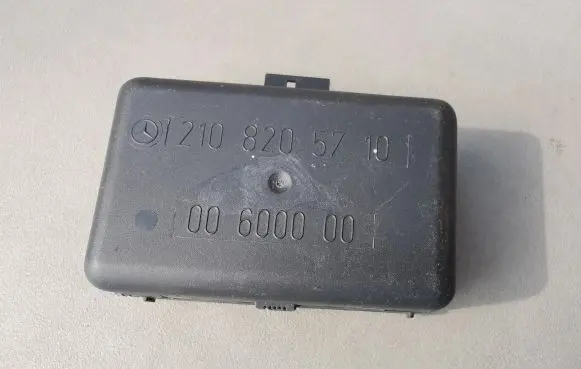 Mercedes-Benz E W124 Rain sensor 2108205710 00600000