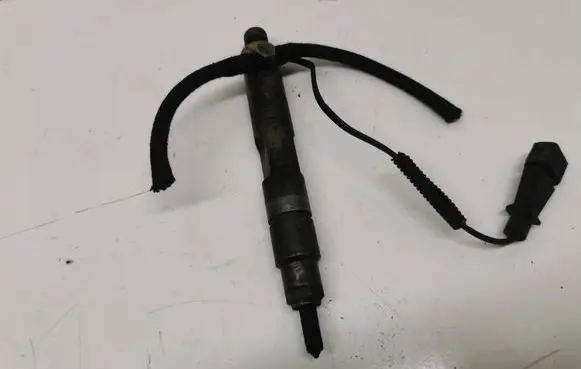 Volkswagen PASSAT B5 Fuel injector 0432193745