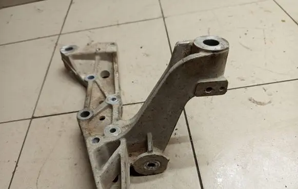 Volkswagen Golf V Front lower control arm/wishbone 1K0199295E