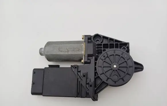 Volkswagen PASSAT B5 Front door window regulator motor 101435203 0130821695