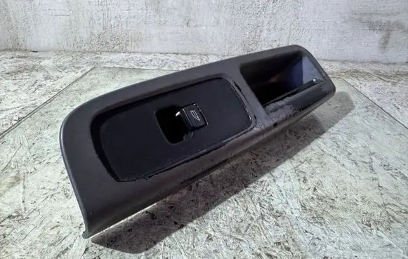Volvo V50 Electric window control switch 8679474