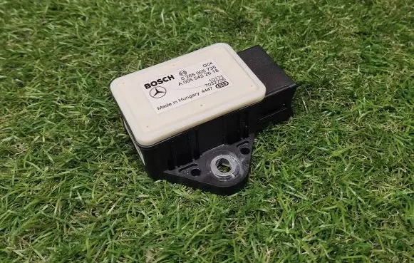 Mercedes-Benz E W212 ESP acceleration yaw rate sensor A0055422618 0265005735