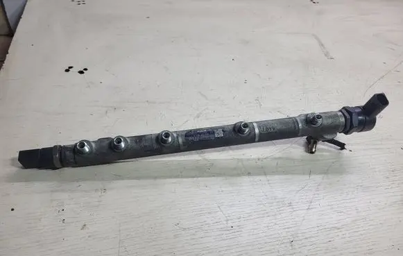 Mercedes-Benz E W211 Fuel main line pipe A6110700395 0445214038
