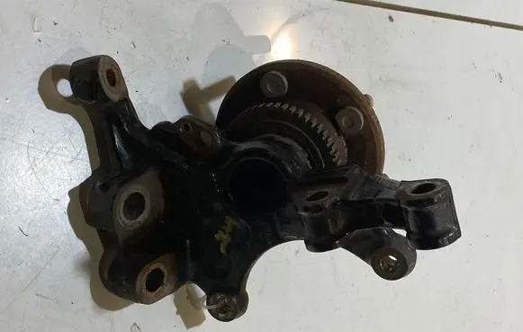 Ford Mustang VI Front wheel hub FR3C3107A