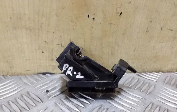 Toyota RAV 4 (XA20) Fender mounting bracket