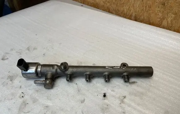 Mercedes-Benz E W212 Fuel main line pipe A6510700495
