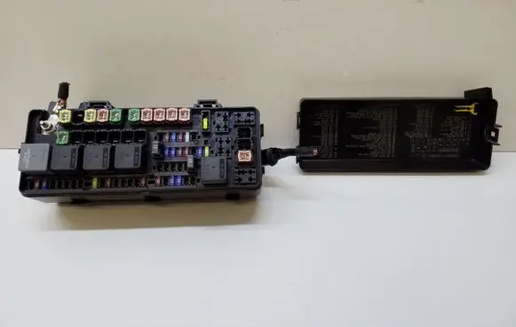 Chrysler 300C Fuse module 68197242AB 04671886AA 04727370AA