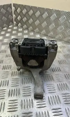 Engine mount bracket