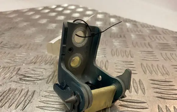 Peugeot 3008 II Front door lower hinge 