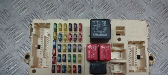 Alfa Romeo 147 Fuse box cover 46558758