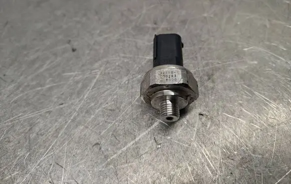 Mercedes-Benz C W204 Air conditioning (A/C) pressure sensor 2110000283