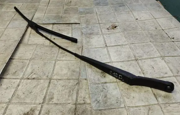 Volkswagen PASSAT B6 Windshield/front glass wiper blade 3C1955410B