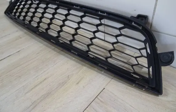 Dacia Sandero Front bumper lower grill 622542386R