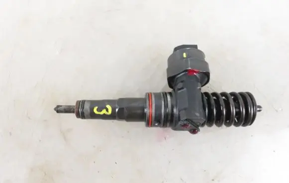 Volkswagen PASSAT B5.5 Fuel injector 0414720028 038130073AA