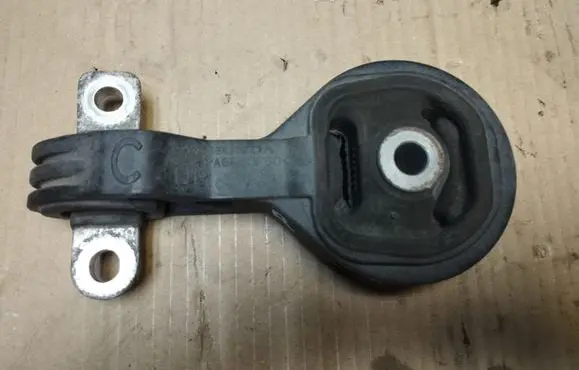 Honda CR-V Engine mount bracket