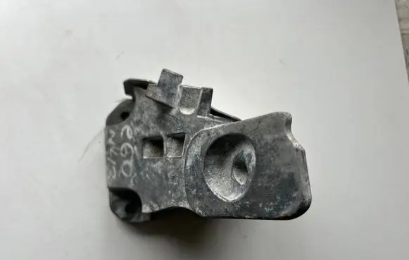 BMW 5 E60 E61 Engine mounting bracket 59280110