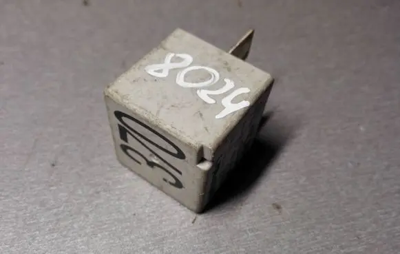 Volkswagen PASSAT B5.5 Other relay 8D0951253