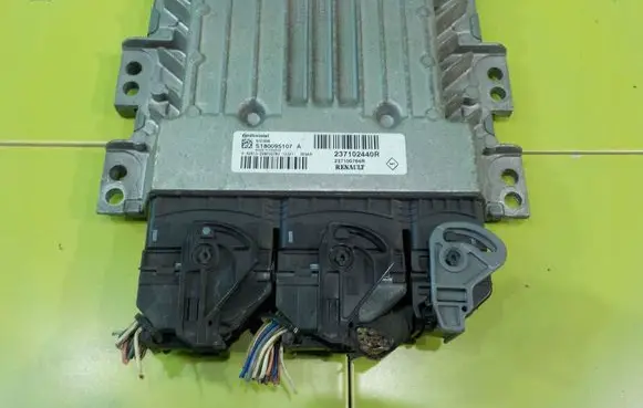 Dacia Duster Engine control unit/module S180095107