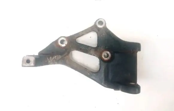 Engine mounting bracket