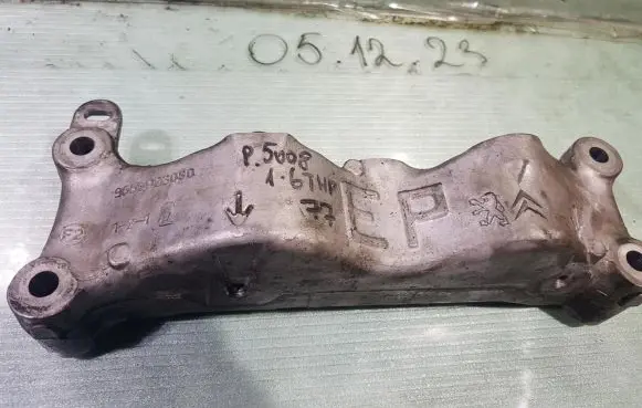 Peugeot 308 Engine mount bracket 9655923080