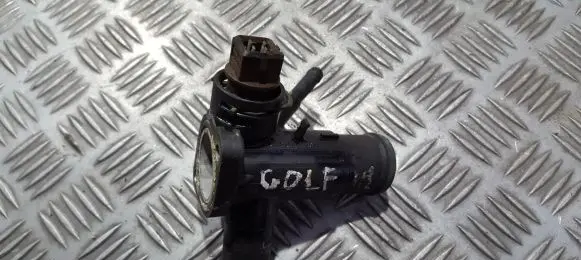Volkswagen Golf III Engine coolant pipe/hose 068121133AF
