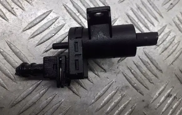 Mitsubishi Carisma Vacuum valve 