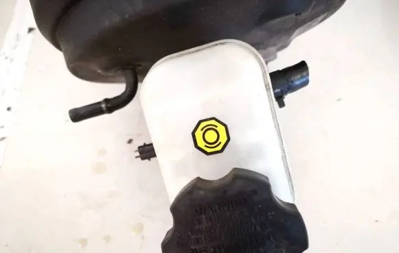Brake fluid reservoir