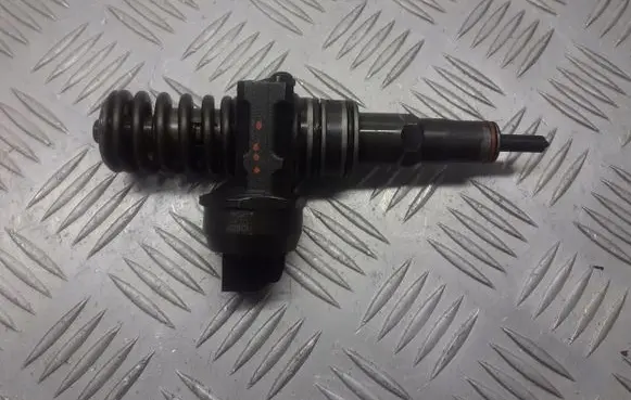Volkswagen PASSAT B6 Fuel injector 038130073