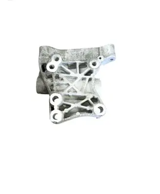 Engine mounting bracket