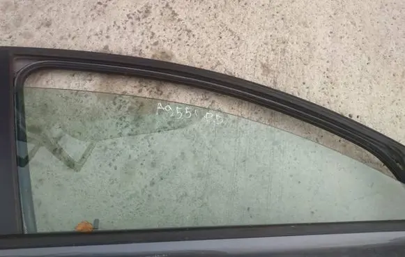 Volvo V50 Front door window glass four-door as2