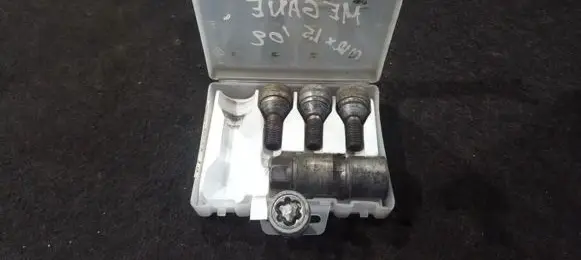 Renault Megane II Nuts/bolts 