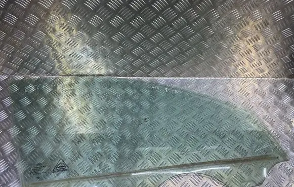 KIA Ceed Front door window glass four-door