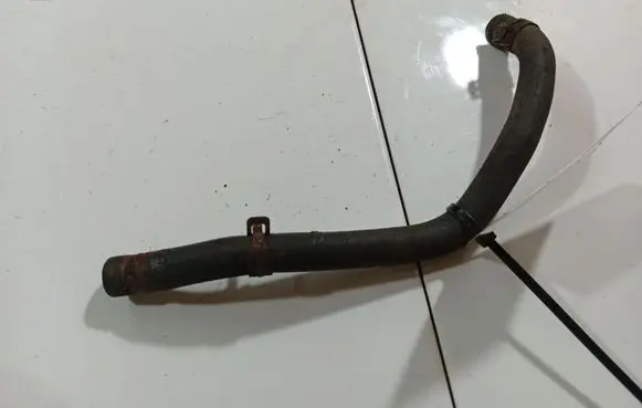 Engine coolant pipe/hose