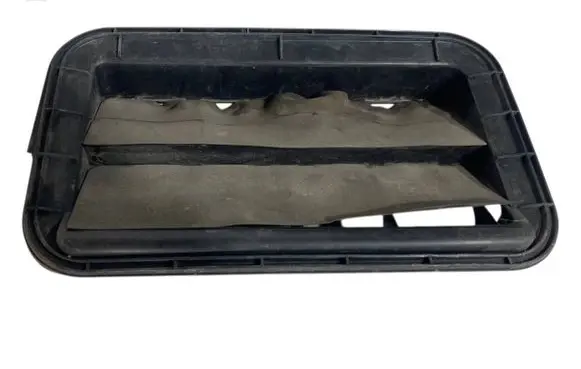 Quarter panel pressure vent