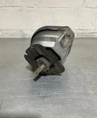 BMW 5 E60 E61 Engine mount bracket 6762608
