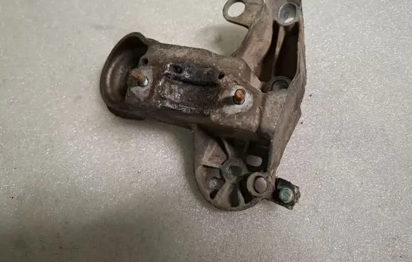 Volkswagen PASSAT B5.5 Engine mounting bracket 4B0199352B
