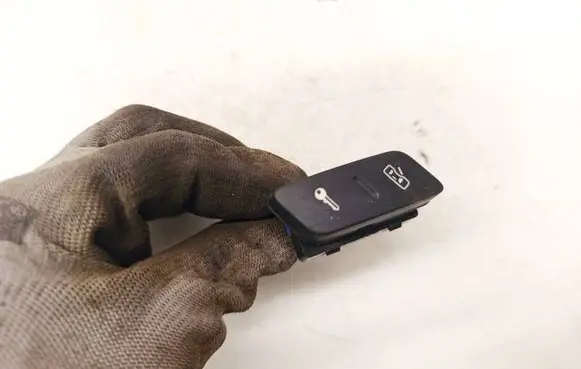 Volkswagen Jetta V Central locking switch button 1K0962125