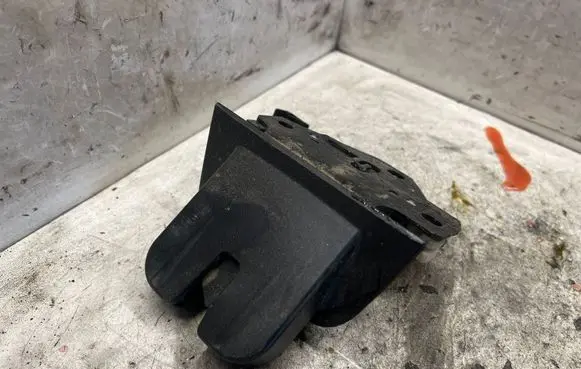 Loading door lock