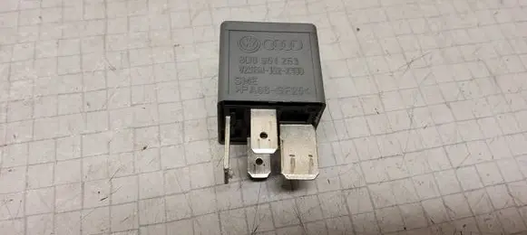 Volkswagen PASSAT B5 Other relay 8D0951253